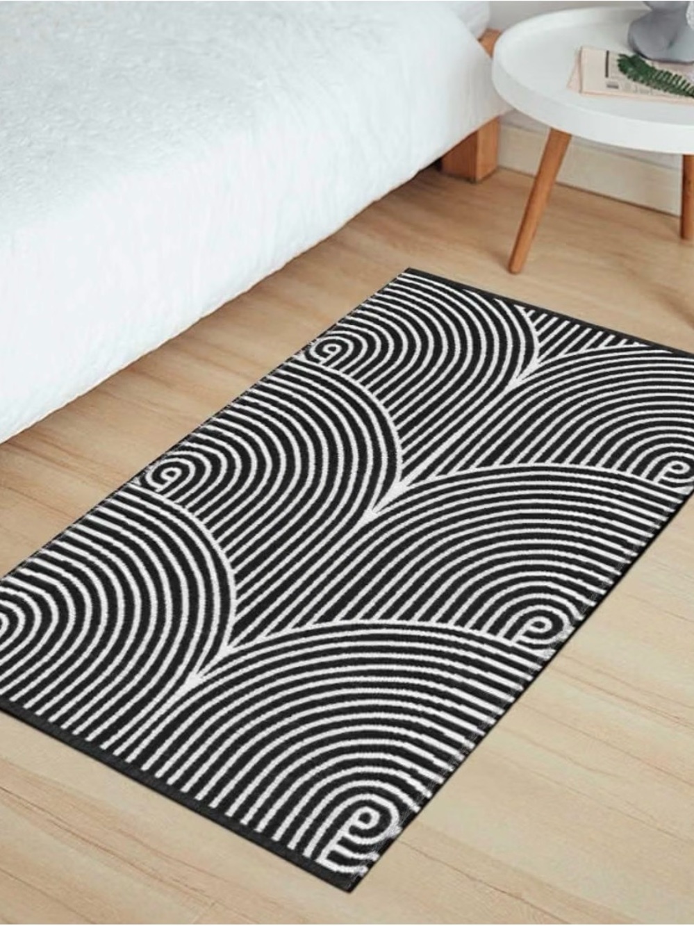 Black and White Geometric Runner Rug 2'x3'